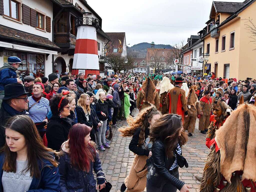 Ein bunter Gaudiwurm bewegte sich am Fasnetsonntag durch Kirchzarten