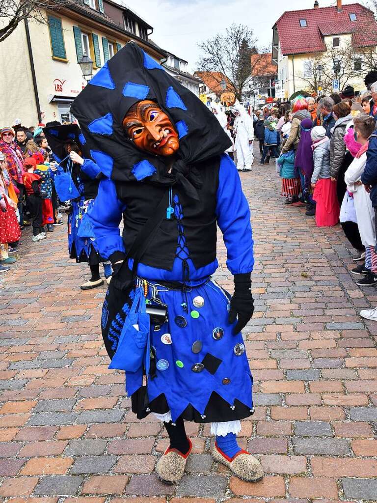 Ein bunter Gaudiwurm bewegte sich am Fasnetsonntag durch Kirchzarten