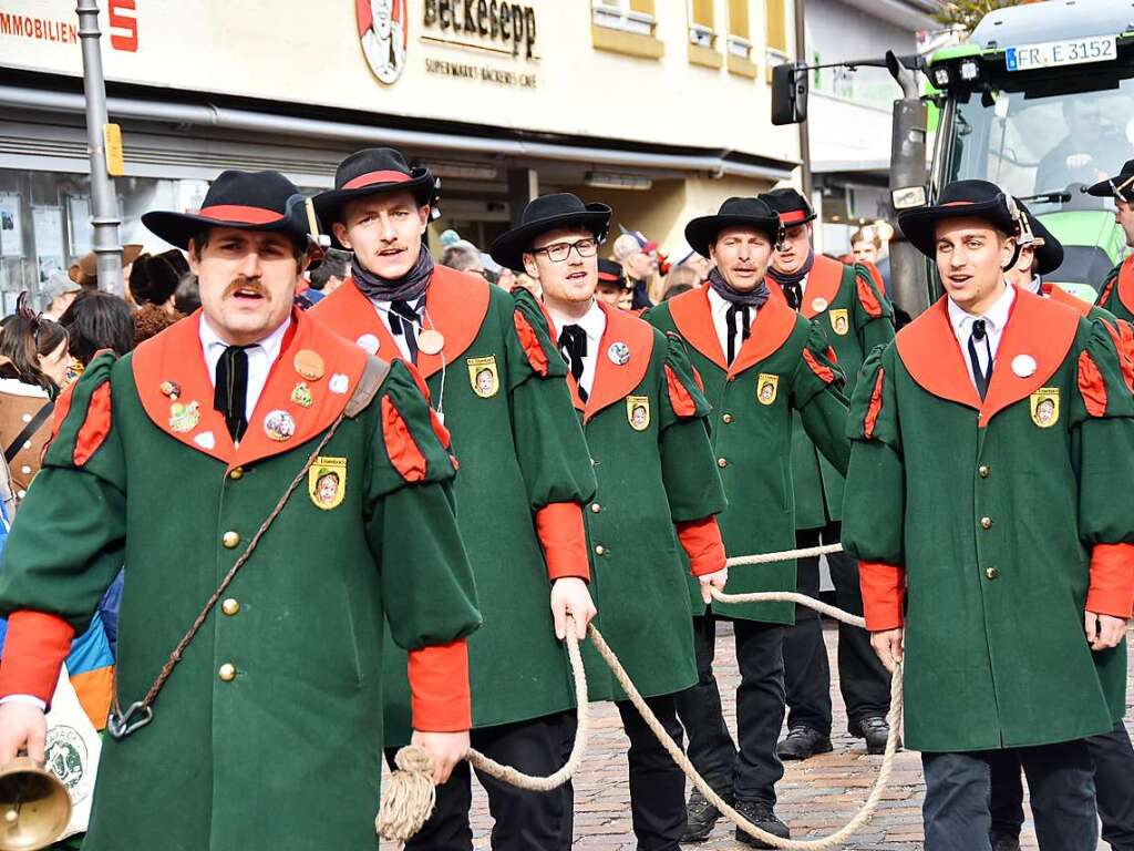 Ein bunter Gaudiwurm bewegte sich am Fasnetsonntag durch Kirchzarten