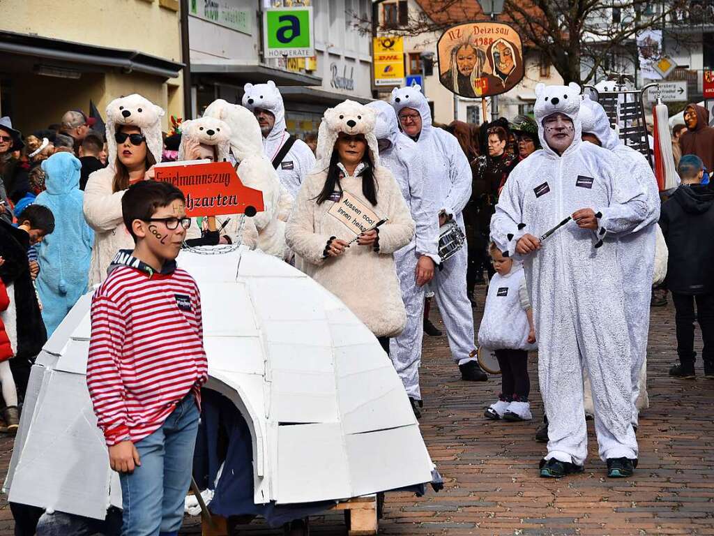 Ein bunter Gaudiwurm bewegte sich am Fasnetsonntag durch Kirchzarten