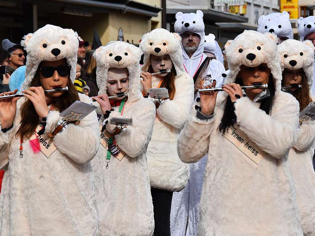 Ein bunter Gaudiwurm bewegte sich am Fasnetsonntag durch Kirchzarten