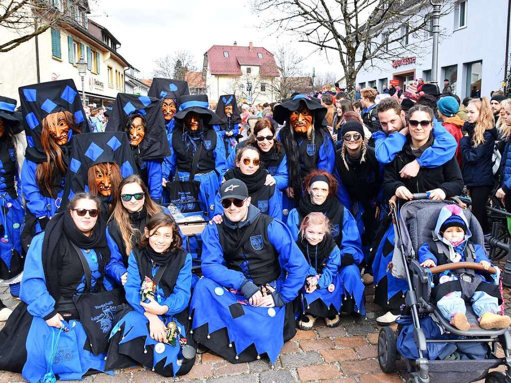 Ein bunter Gaudiwurm bewegte sich am Fasnetsonntag durch Kirchzarten