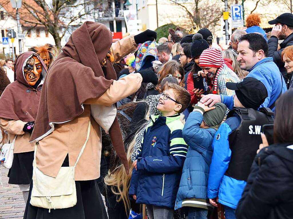 Ein bunter Gaudiwurm bewegte sich am Fasnetsonntag durch Kirchzarten