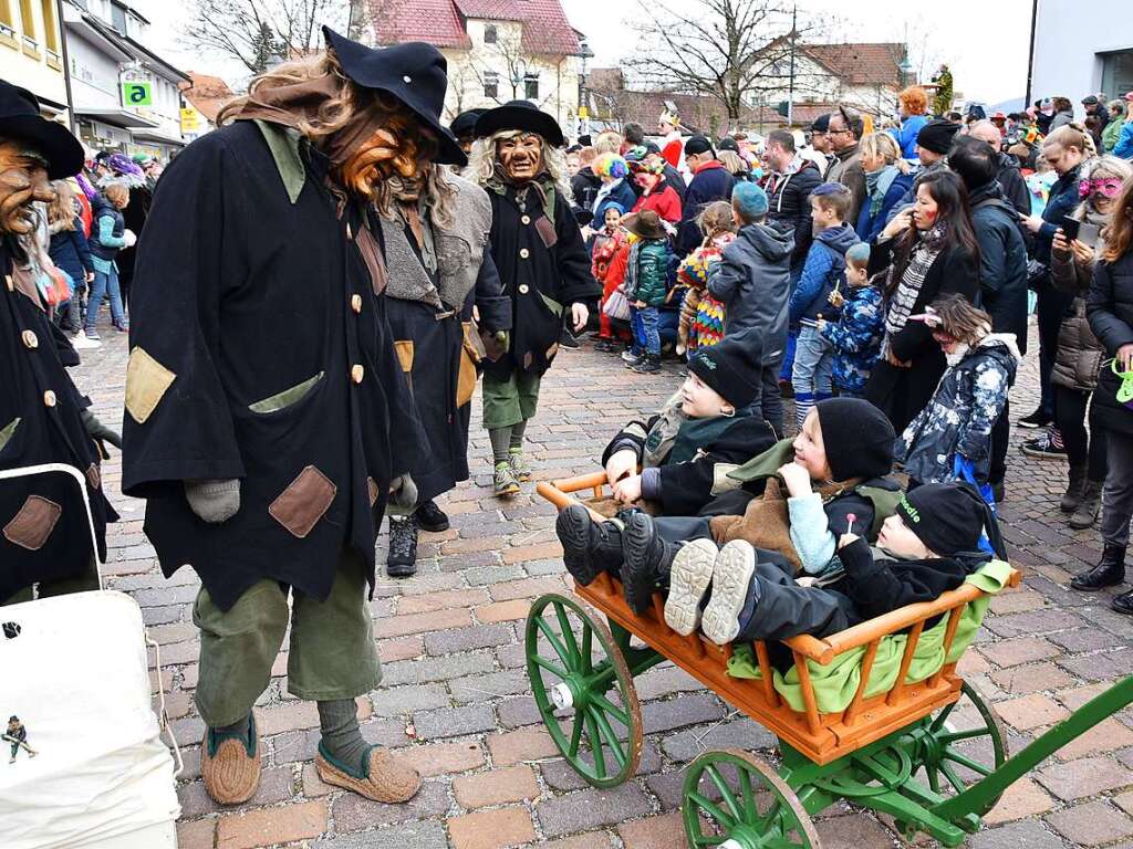 Ein bunter Gaudiwurm bewegte sich am Fasnetsonntag durch Kirchzarten