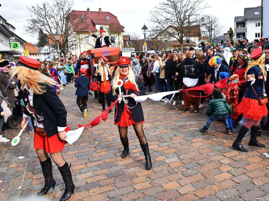 Ein bunter Gaudiwurm bewegte sich am Fasnetsonntag durch Kirchzarten