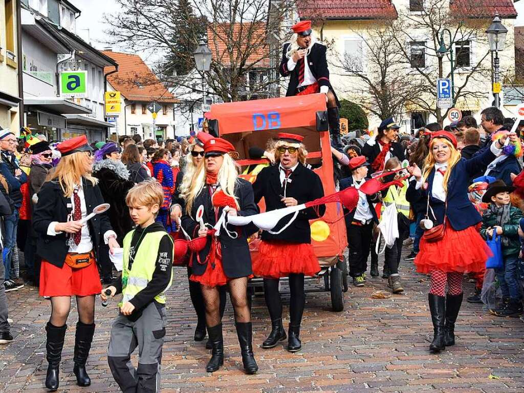 Ein bunter Gaudiwurm bewegte sich am Fasnetsonntag durch Kirchzarten