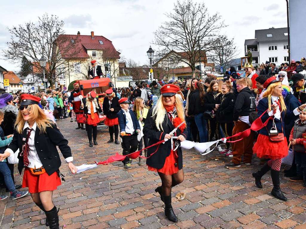 Ein bunter Gaudiwurm bewegte sich am Fasnetsonntag durch Kirchzarten