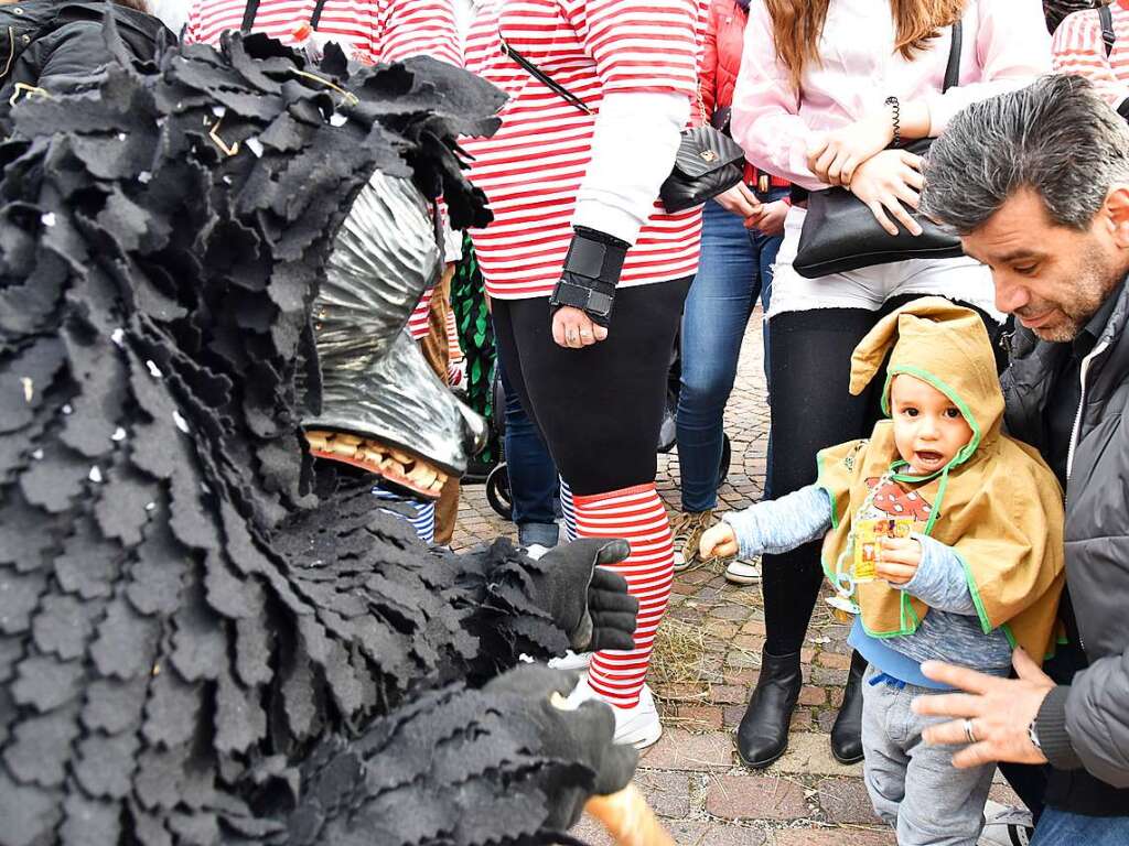 Ein bunter Gaudiwurm bewegte sich am Fasnetsonntag durch Kirchzarten