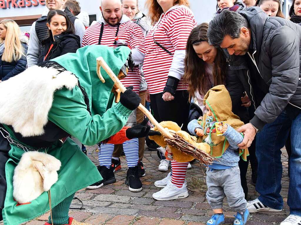 Ein bunter Gaudiwurm bewegte sich am Fasnetsonntag durch Kirchzarten