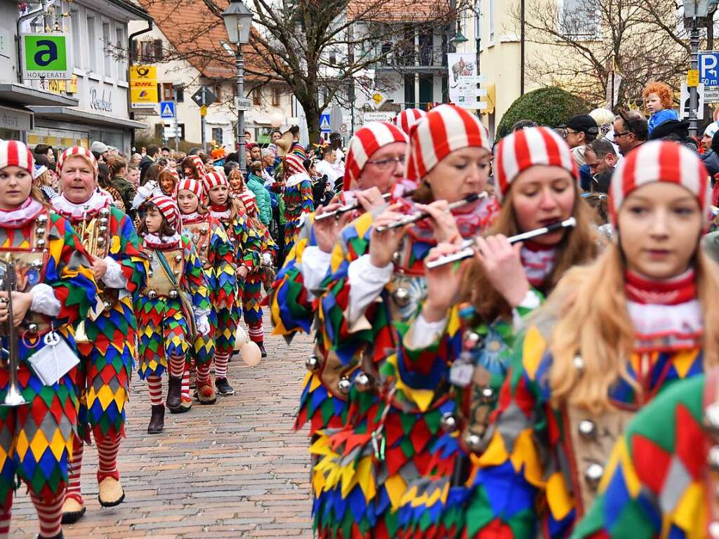 Ein bunter Gaudiwurm bewegte sich am Fasnetsonntag durch Kirchzarten