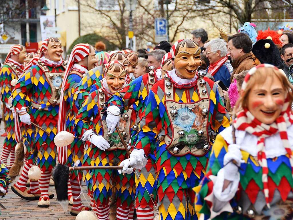 Ein bunter Gaudiwurm bewegte sich am Fasnetsonntag durch Kirchzarten