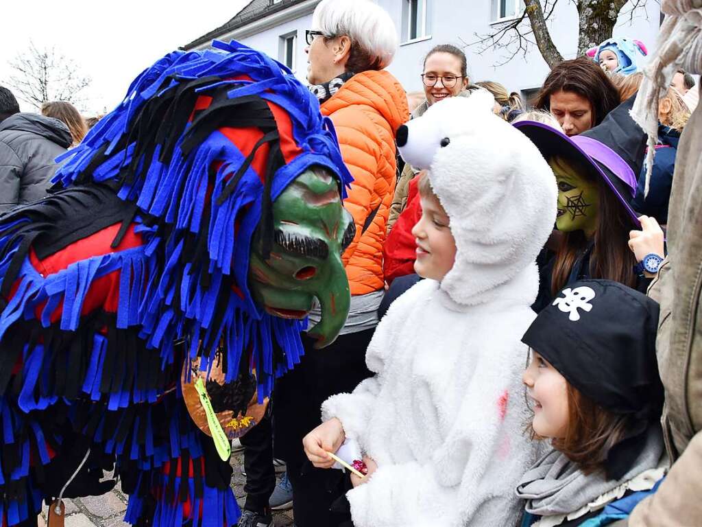 Ein bunter Gaudiwurm bewegte sich am Fasnetsonntag durch Kirchzarten