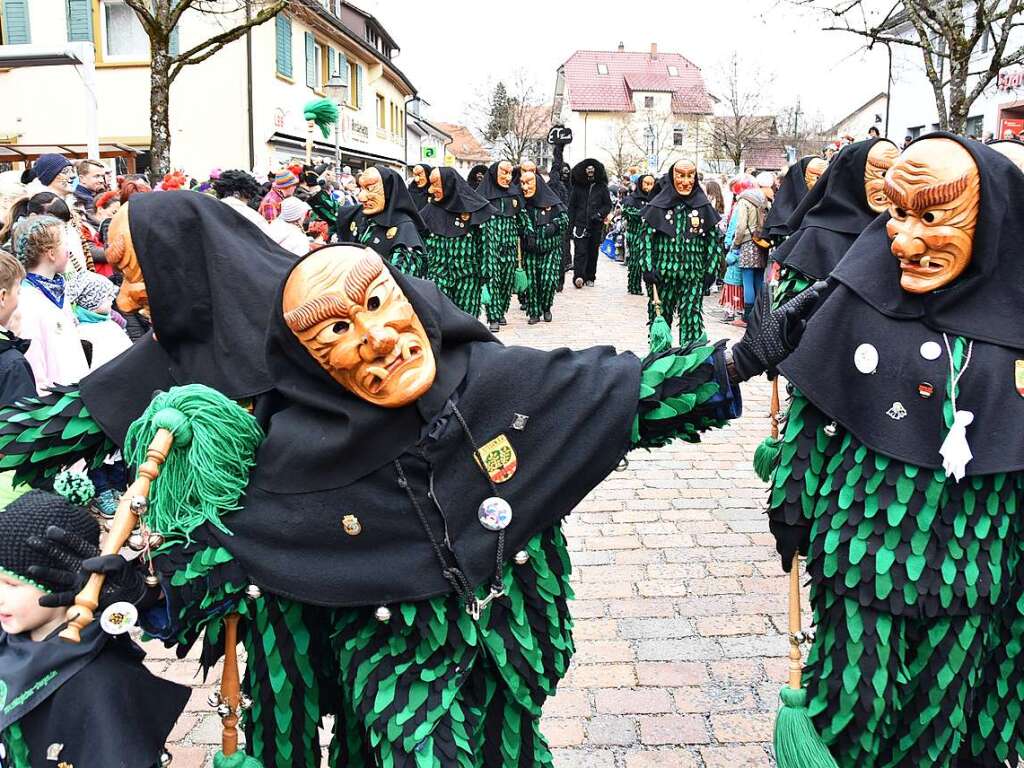 Ein bunter Gaudiwurm bewegte sich am Fasnetsonntag durch Kirchzarten