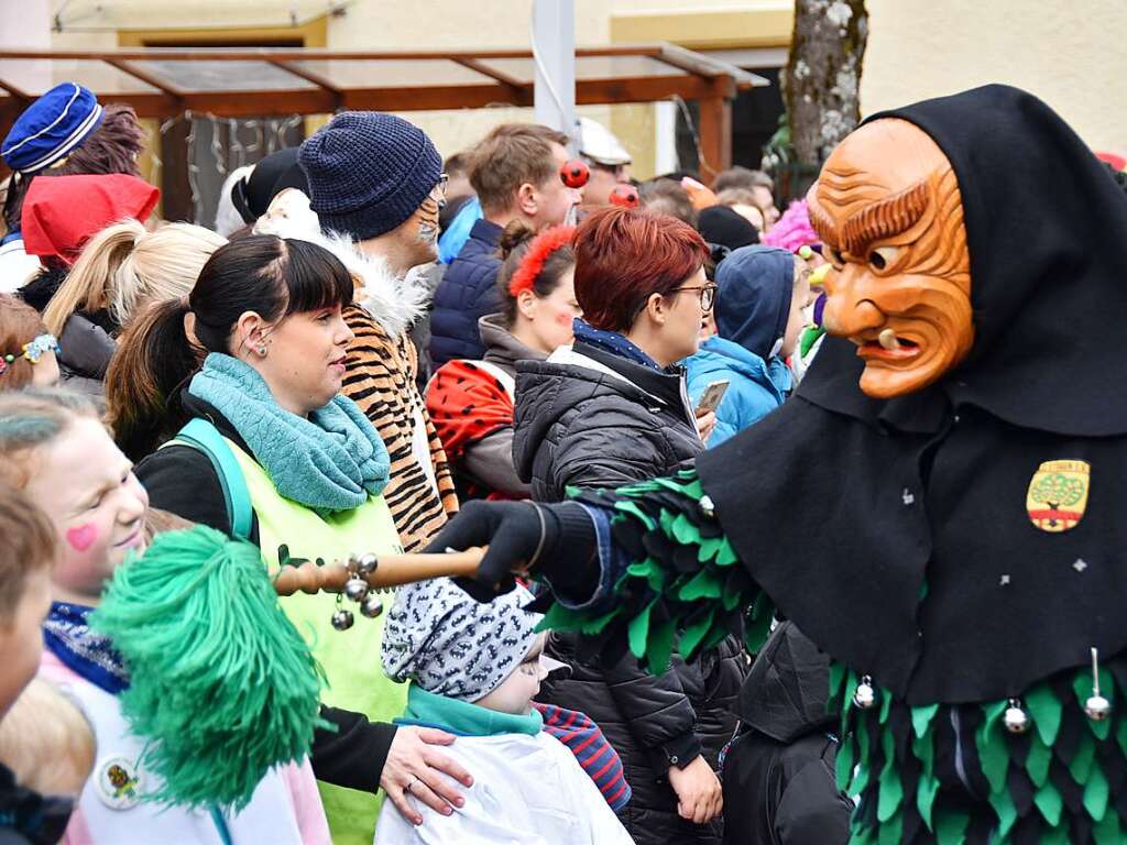 Ein bunter Gaudiwurm bewegte sich am Fasnetsonntag durch Kirchzarten