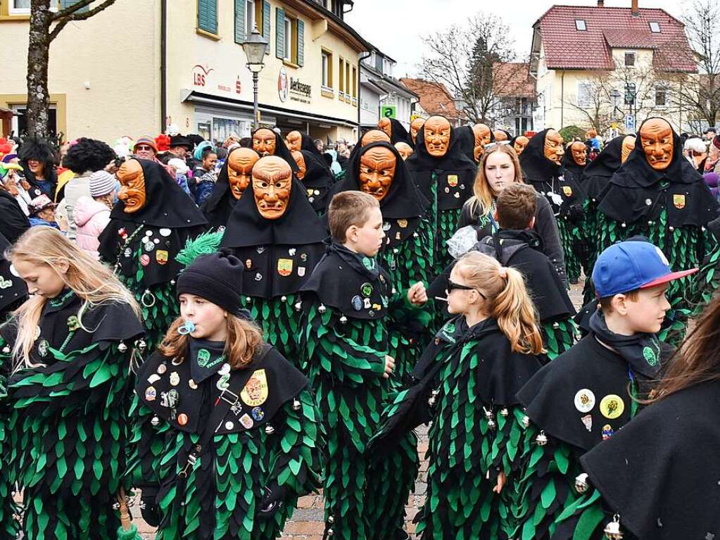 Ein bunter Gaudiwurm bewegte sich am Fasnetsonntag durch Kirchzarten