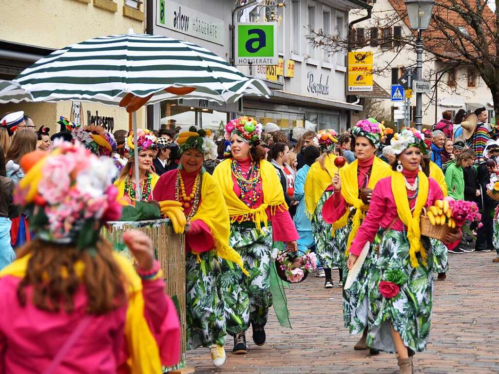 Ein bunter Gaudiwurm bewegte sich am Fasnetsonntag durch Kirchzarten