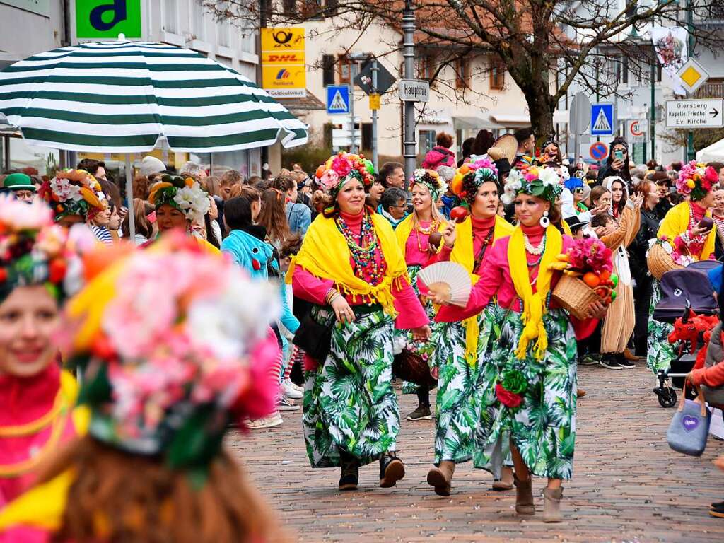 Ein bunter Gaudiwurm bewegte sich am Fasnetsonntag durch Kirchzarten