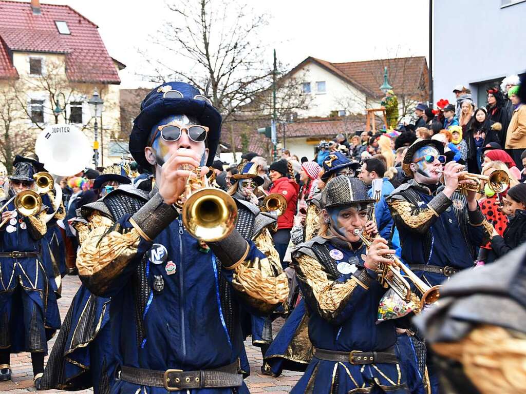 Ein bunter Gaudiwurm bewegte sich am Fasnetsonntag durch Kirchzarten