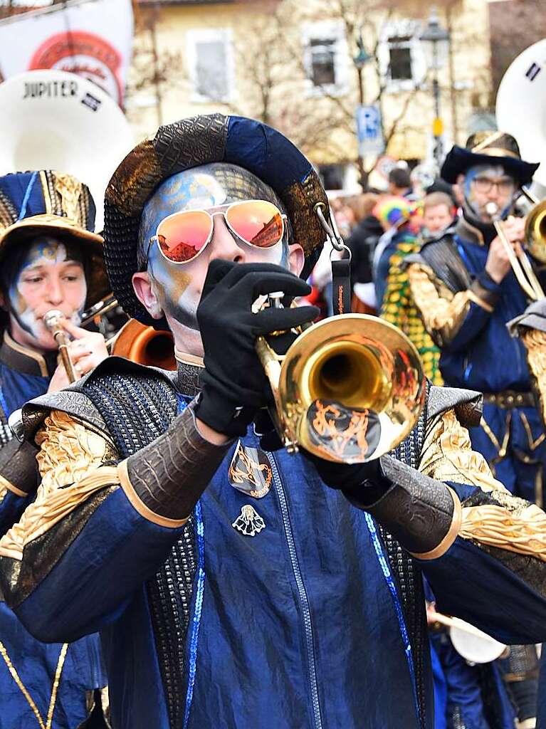 Ein bunter Gaudiwurm bewegte sich am Fasnetsonntag durch Kirchzarten