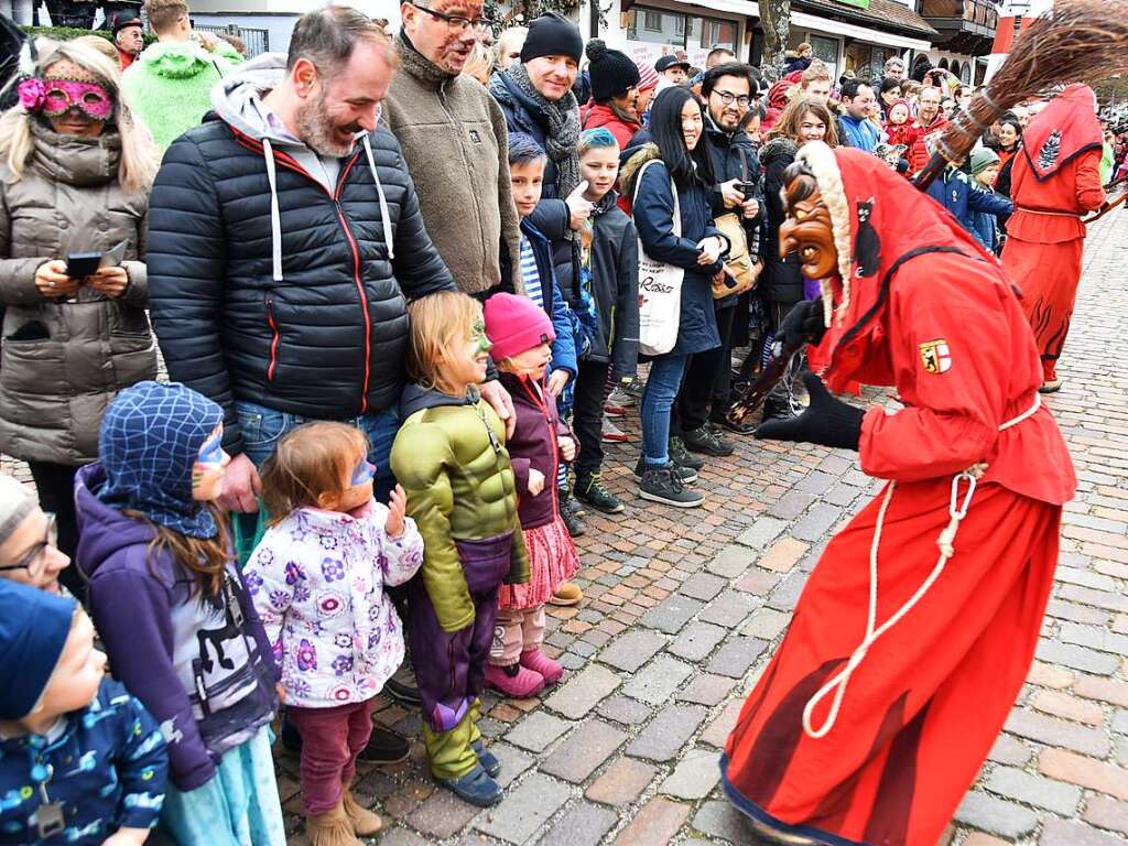 Ein bunter Gaudiwurm bewegte sich am Fasnetsonntag durch Kirchzarten