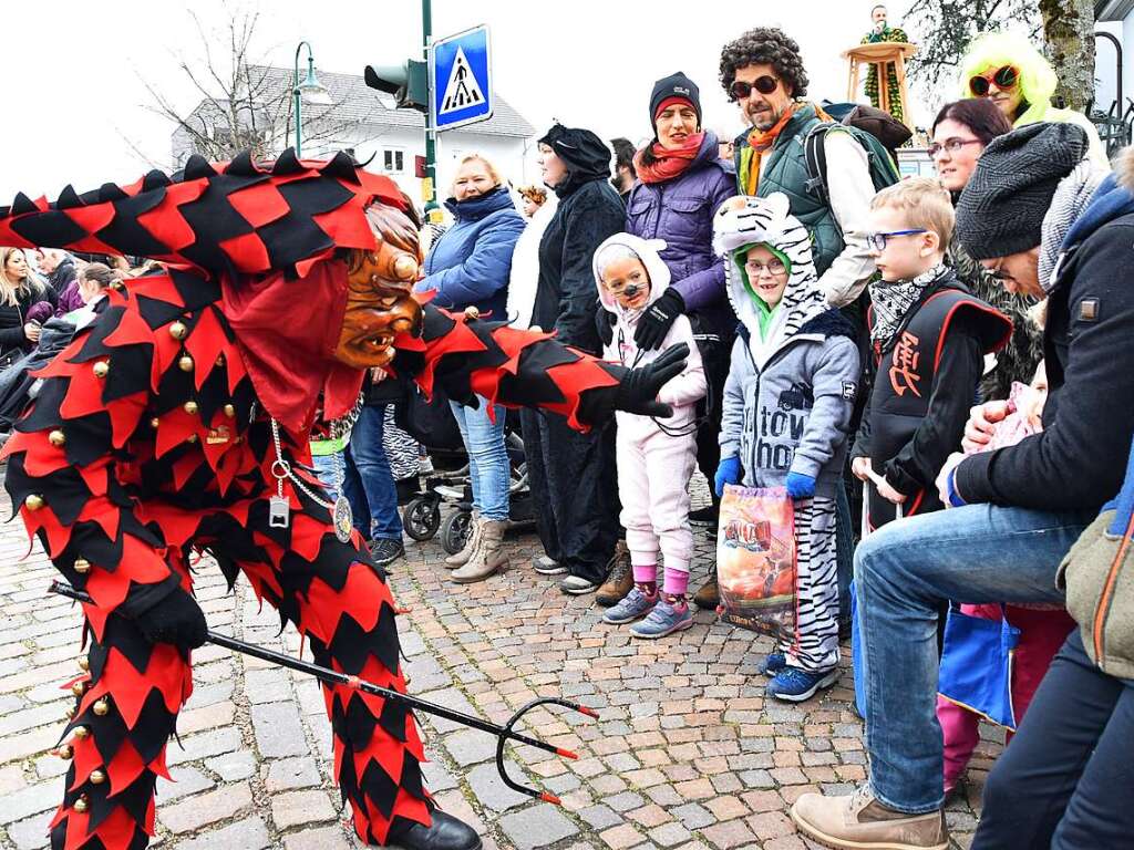 Ein bunter Gaudiwurm bewegte sich am Fasnetsonntag durch Kirchzarten