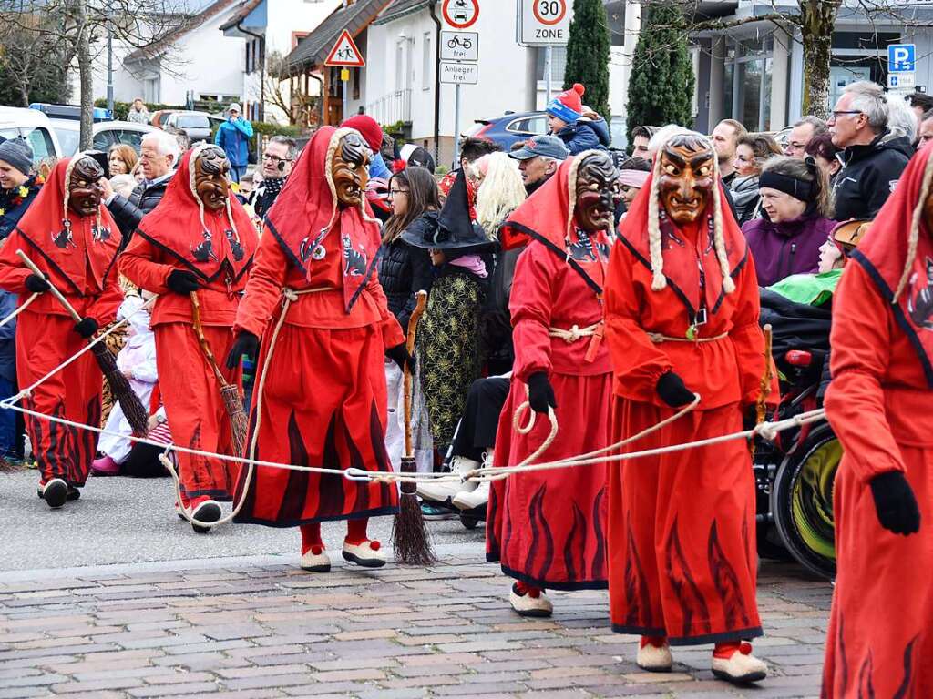 Ein bunter Gaudiwurm bewegte sich am Fasnetsonntag durch Kirchzarten