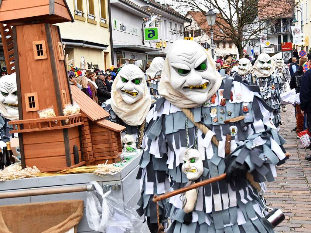 Ein bunter Gaudiwurm bewegte sich am Fasnetsonntag durch Kirchzarten