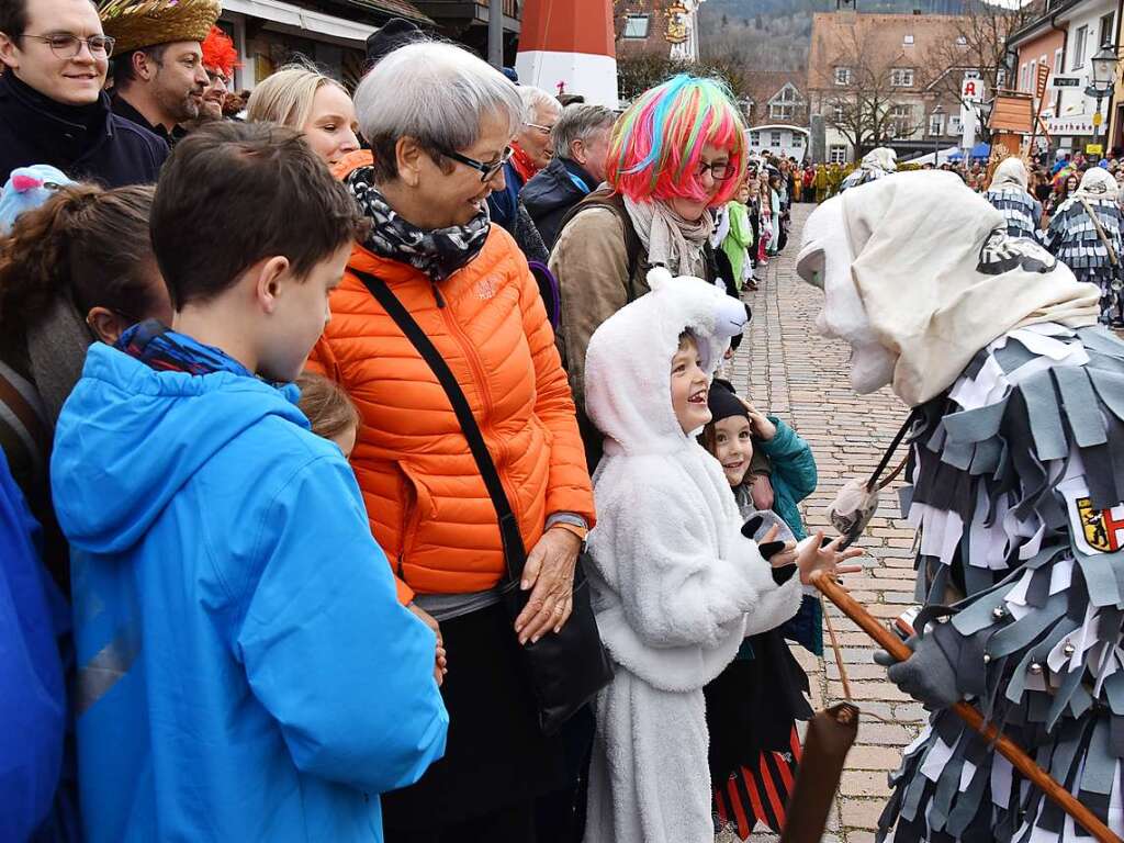 Ein bunter Gaudiwurm bewegte sich am Fasnetsonntag durch Kirchzarten