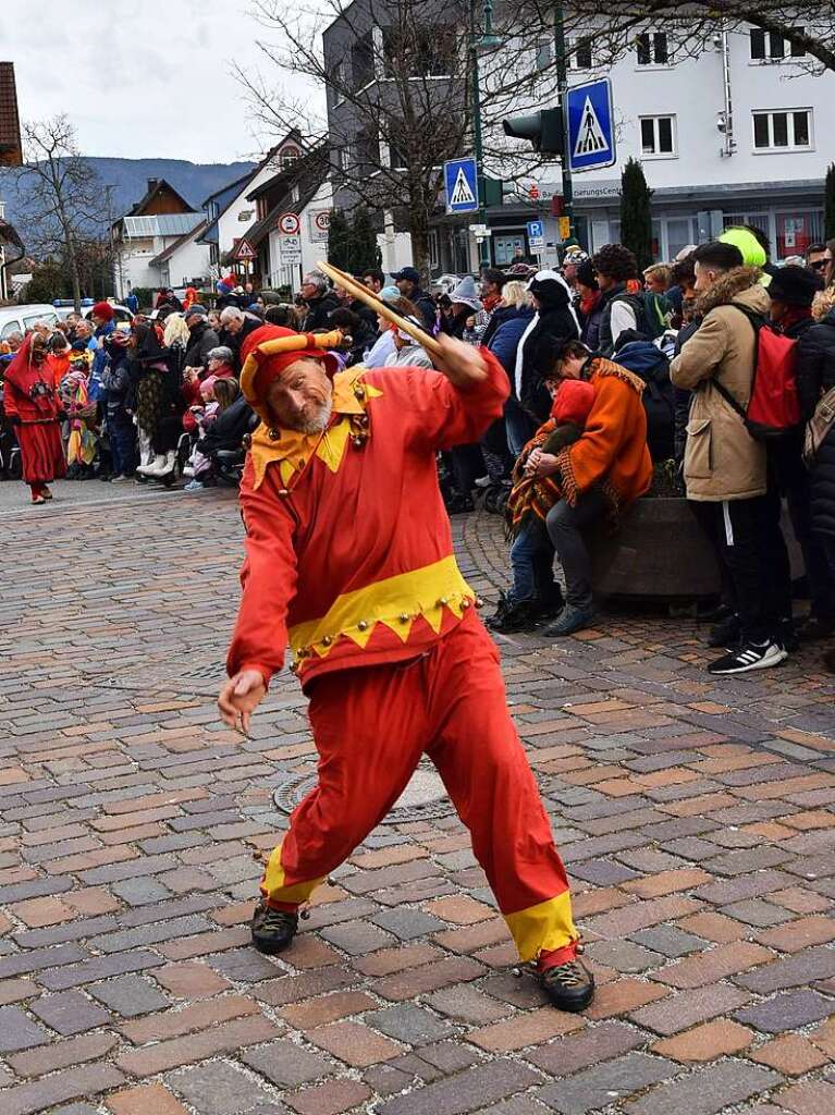 Ein bunter Gaudiwurm bewegte sich am Fasnetsonntag durch Kirchzarten