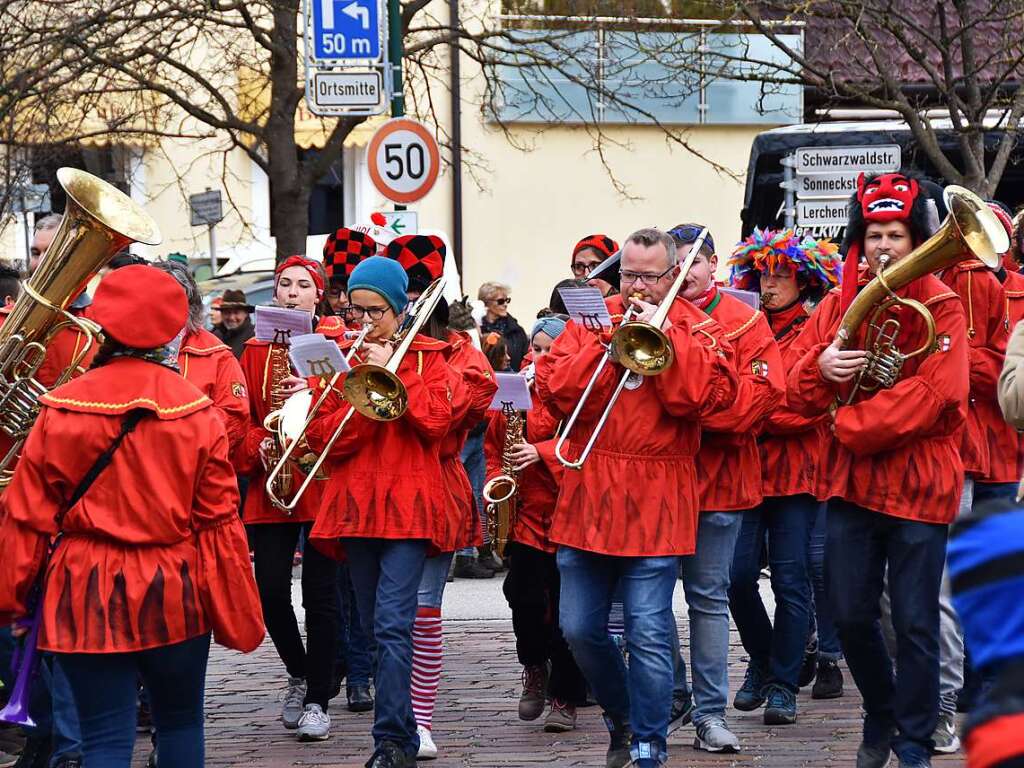 Ein bunter Gaudiwurm bewegte sich am Fasnetsonntag durch Kirchzarten