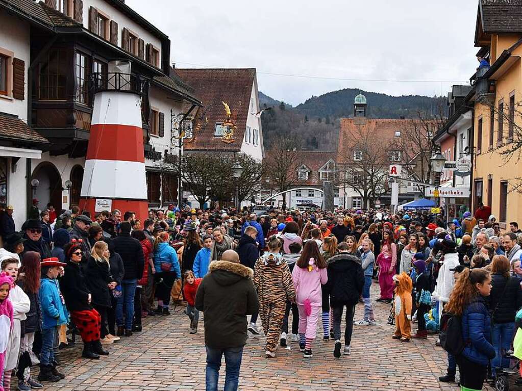 Ein bunter Gaudiwurm bewegte sich am Fasnetsonntag durch Kirchzarten