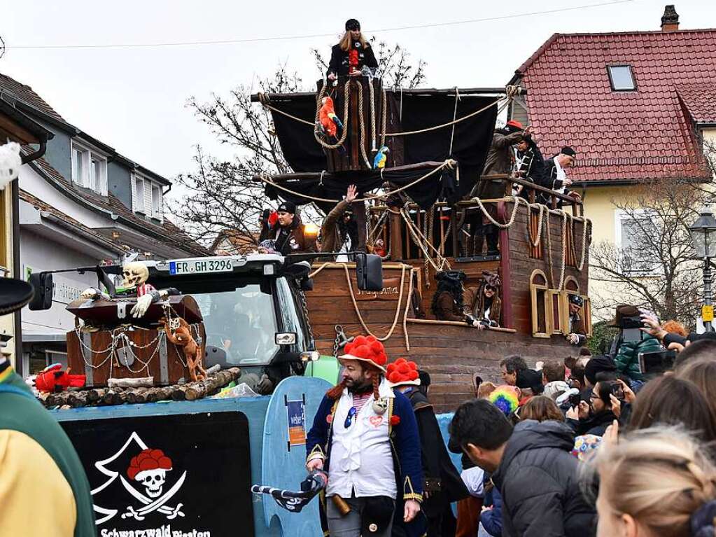 Ein bunter Gaudiwurm bewegte sich am Fasnetsonntag durch Kirchzarten