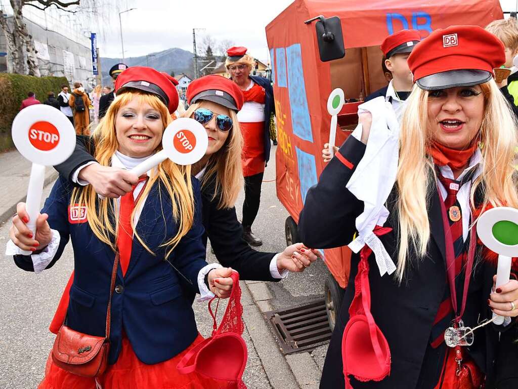 Ein bunter Gaudiwurm bewegte sich am Fasnetsonntag durch Kirchzarten