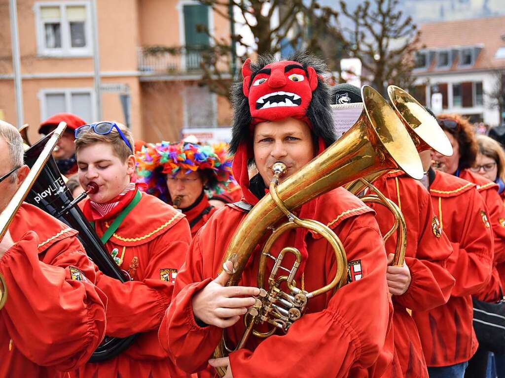 Ein bunter Gaudiwurm bewegte sich am Fasnetsonntag durch Kirchzarten