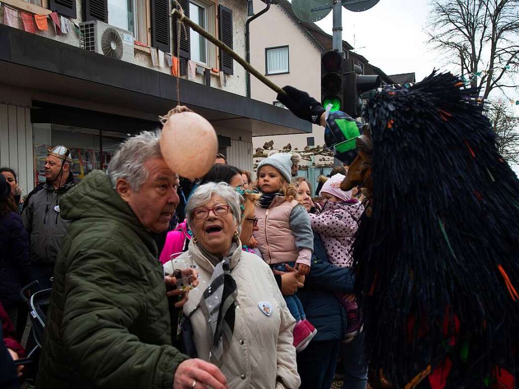 Farbenfroh und ausgelassen prsentierten sich die Narren beim Narrenumzug in Neuenburg.