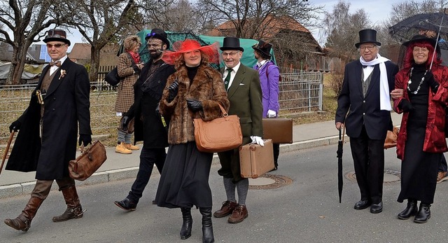 Eine historische Reisegruppe der Sport...n Charme auf ihrem Weg durch den Ort.   | Foto: Liane Schilling