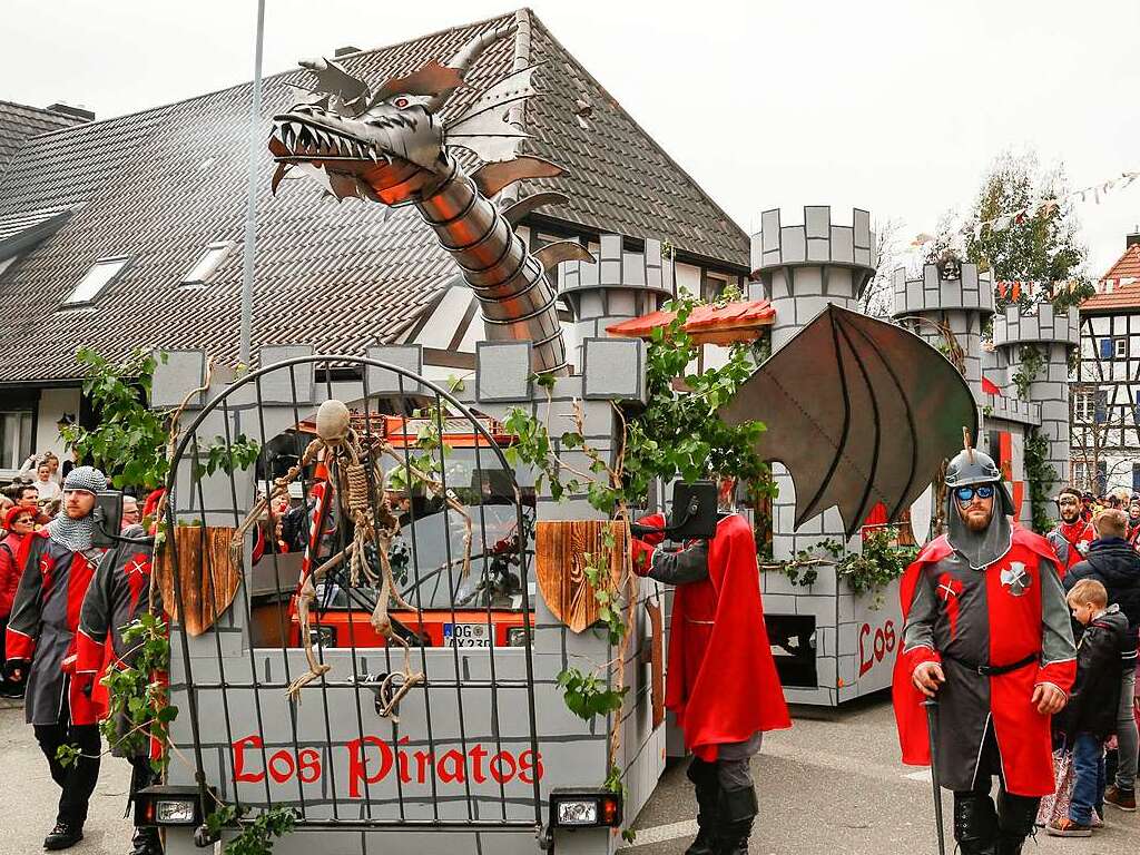 Der Umzug in Mnchweier: Wagen der Gruppe Los Piratos: Drachentter