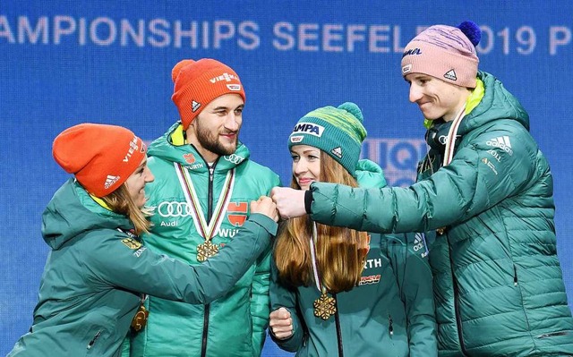 Glckliche Mixed-Weltmeister im Skispr...(von links)  auf dem Podium in Seefeld  | Foto: ZB