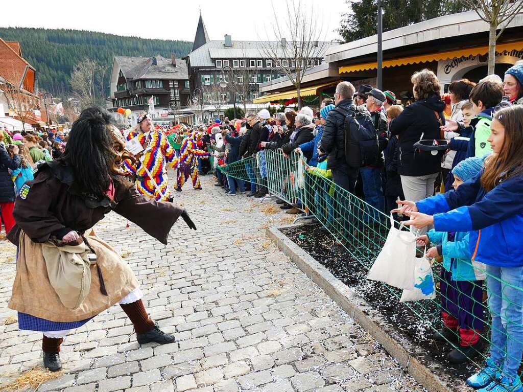 Stierberghexe Sunthausen wirft Ses den Kindern zu.