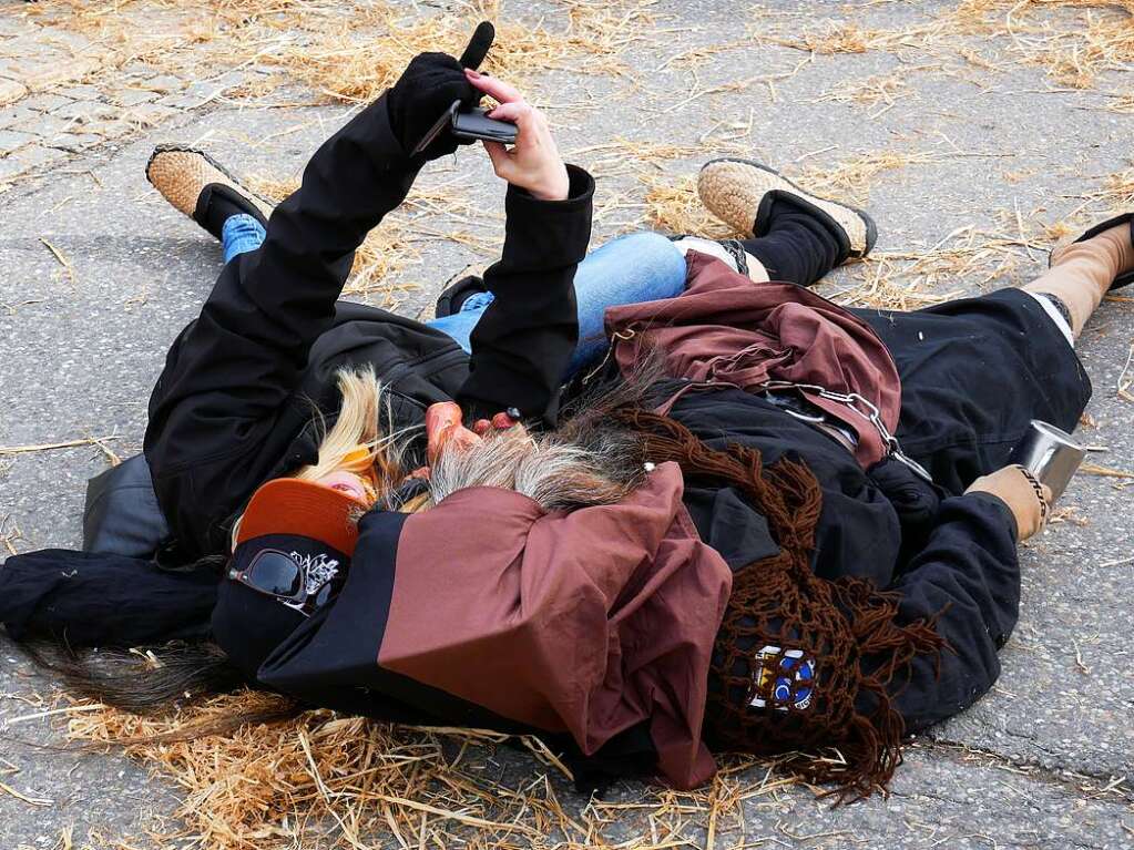 Nach einer gemeinsamen Rolle am Boden war ein Selfie mit dem Handy ein Muss.