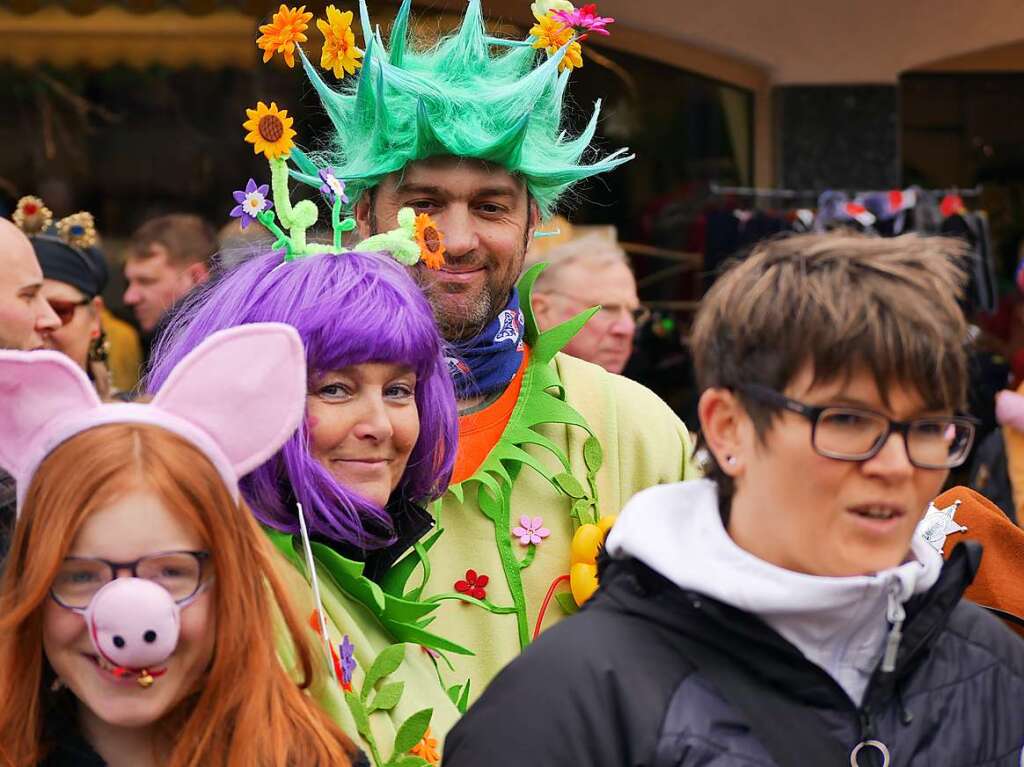 Fantasievoll verkleidetet Umzugszuschauer.