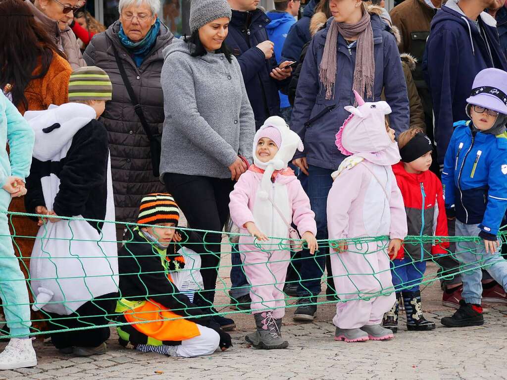 Freudiges Warten auf den Seemer Umzug.