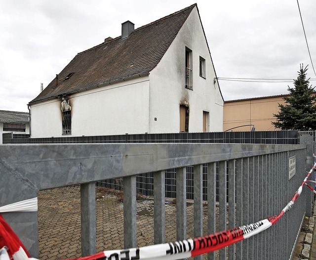 Die Nrnberger Feuerwehr fand vier Tote in diesem Haus.  | Foto: dpa