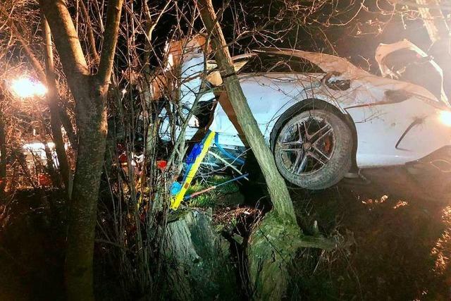 Auto mit drei Insassen kommt von der Strae ab und prallt in Baumreihe