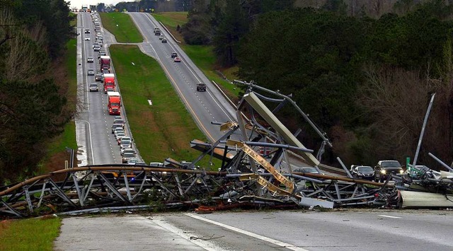 Ein Mobilfunkmast liegt auf einem High...hdem ein Tornado in der Gegend wtete.  | Foto: dpa