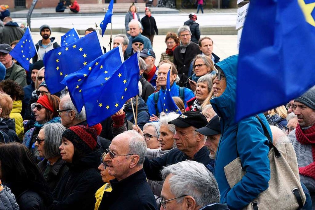 400 Besucher kamen zu der proeuropisc...bung auf den Platz der alten Synagoge.  | Foto: Thomas Kunz