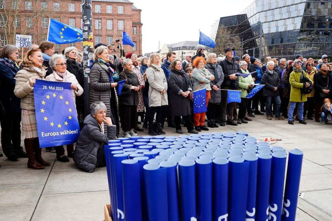 Und die Europa-Flaggen, die zu Beginn ...als wrden sie dem Gegenwind  trotzen.  | Foto: Thomas Kunz