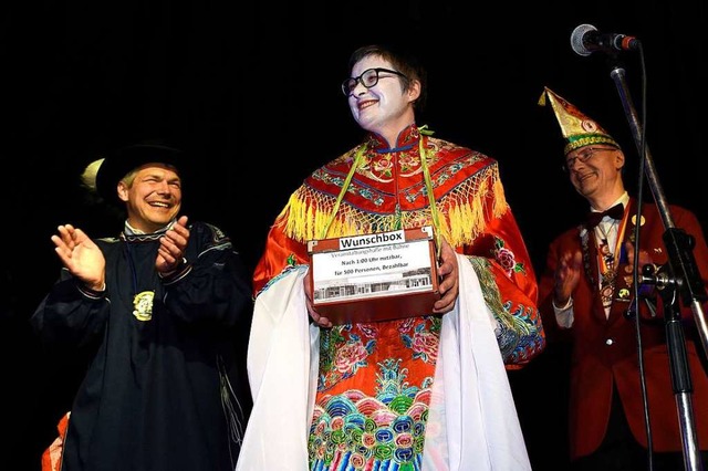 Orden gibt es an der Fasnet zuhauf. In...rgermeister Stefan Breiter dekoriert.  | Foto: Thomas Kunz