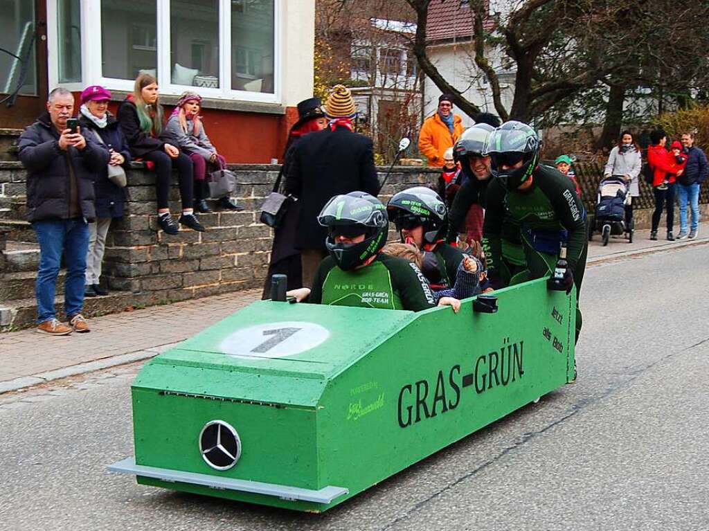 Mit dem grnen Bob auf rasanter Fahrt durchs Tal