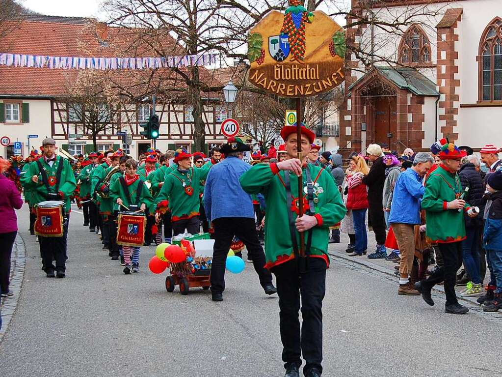 Brgermeister und gemeinderte fhren den Umzug an. Gemeinderat Hubert Drayer ist Dfelebub der Trachtenkapelle.